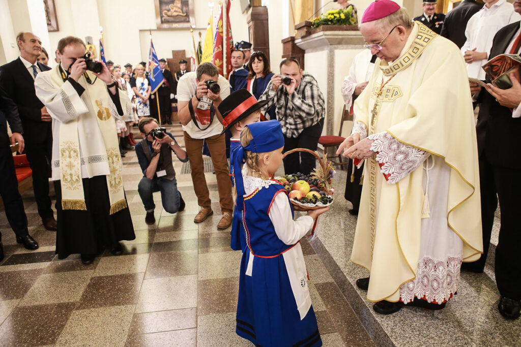 Dzieci z koszykiem plonów