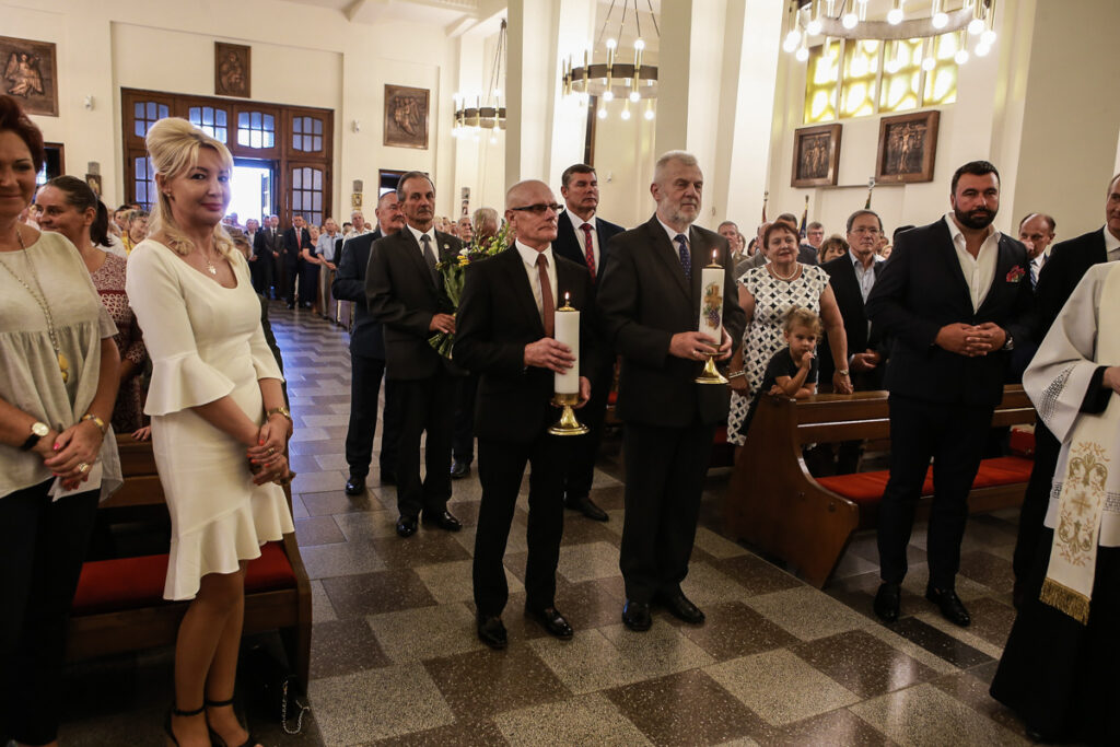 Przedstawiciele powiatu idący do biskupa