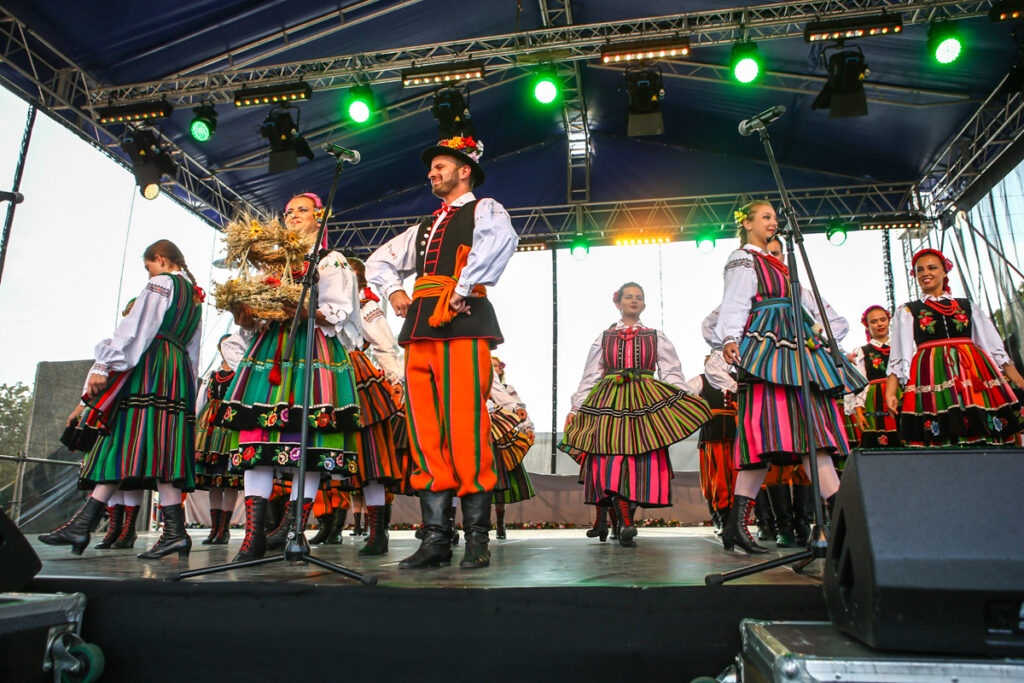 Zespół ludowy na scenie