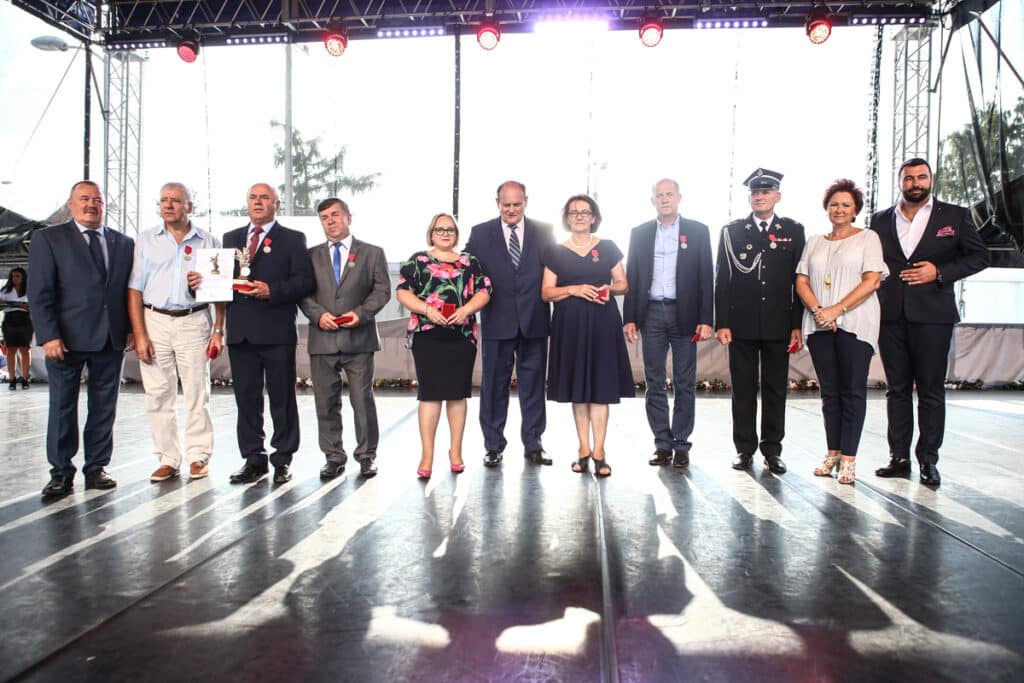 Zdjęcie grupowe na scenie z nagrodzonymi