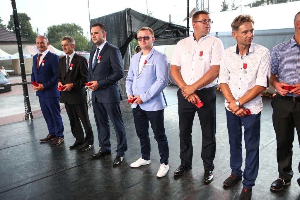 Zdjęcie grupowe na scenie