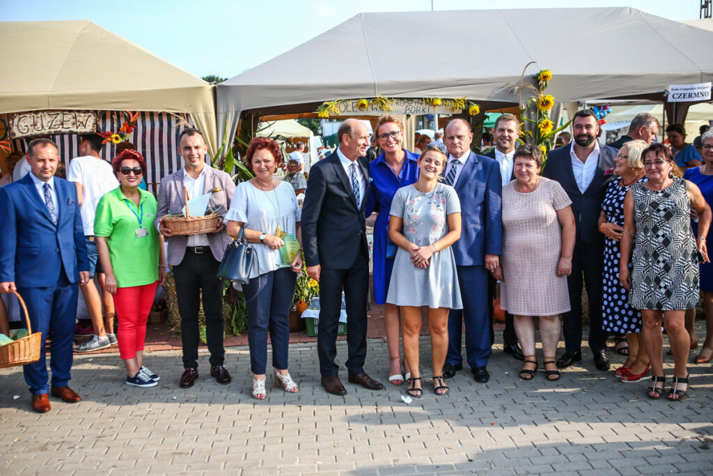 Burmistrz Gąbina przy stoisku sołectwa Borki