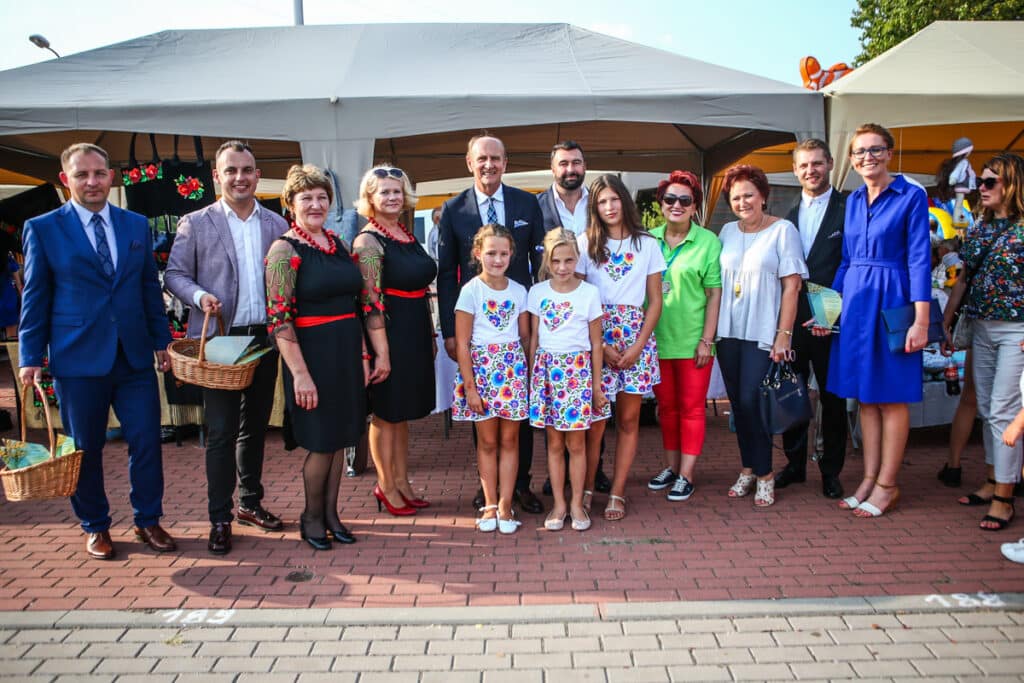 Zdjęcie grupowe władz powiatu z jednym z  KGW