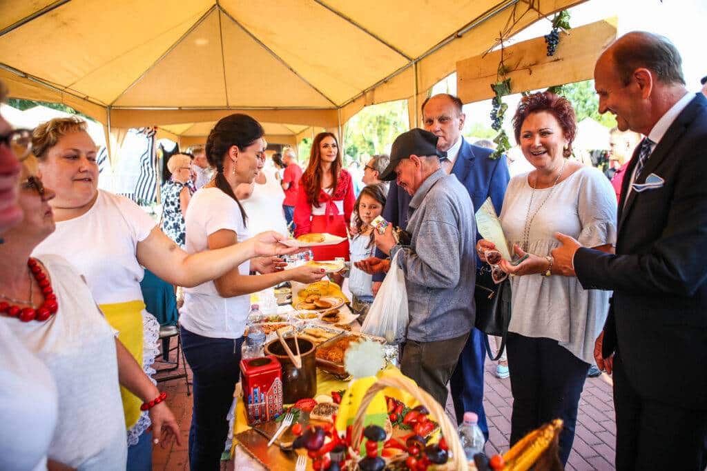 Radni na stoisku KGW w Sendeniu