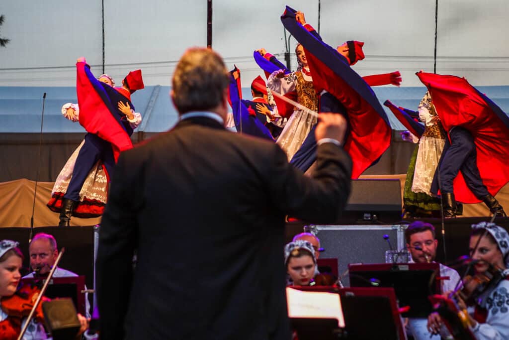 Koncert orkiestry z dyrygentem na czele