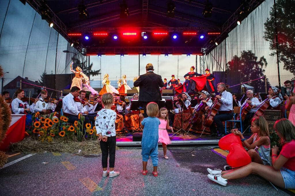 Dzieci obserwujące występy artystyczne na scenie