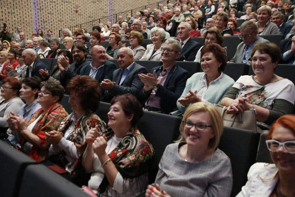 Radni powiatu na widowni