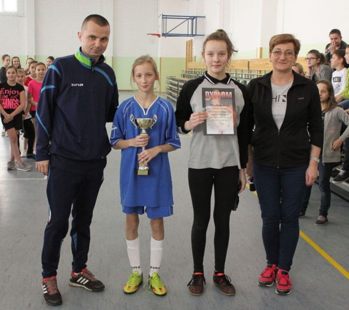 Zdjęcie pamiątkowe uczennic z opiekunami