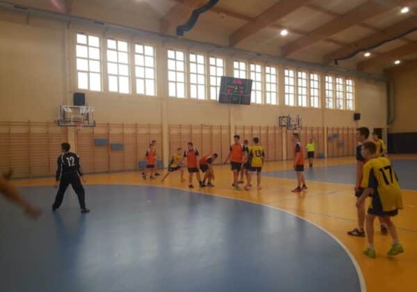 Mecz piłki ręcznej na hali MOSiR w Drobienie