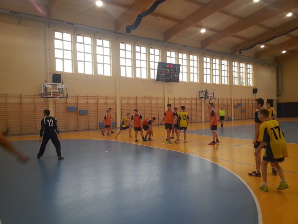 Mecz piłki ręcznej na hali MOSiR w Drobienie