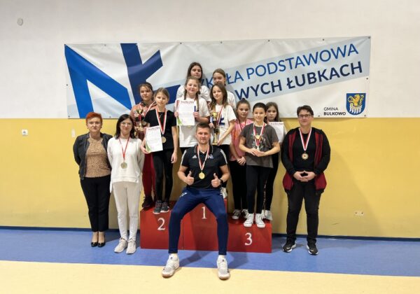 Uczniowie na podium