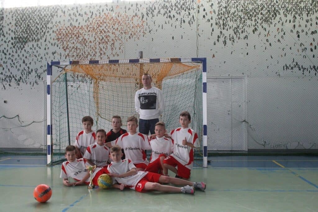 Drużyna jednej ze szkół z trenerem