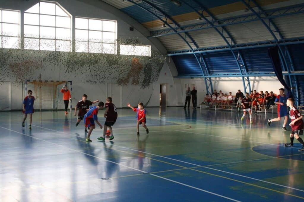 Rozgrywki na hali sportowej w Drobinie