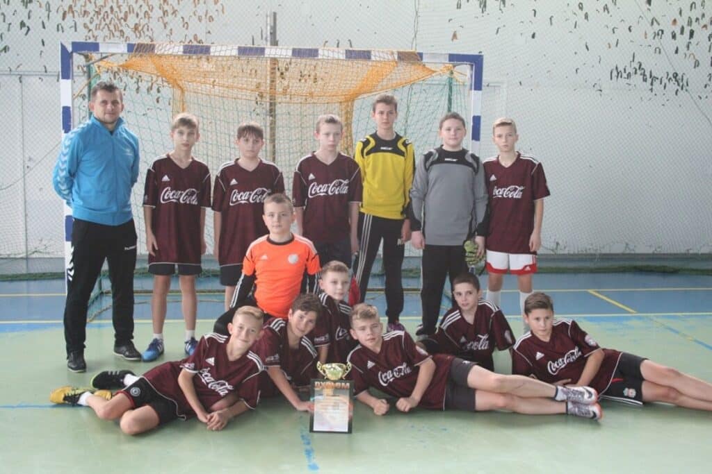 Zdjęcie pamiątkowe jednej z drużyn z trenerem