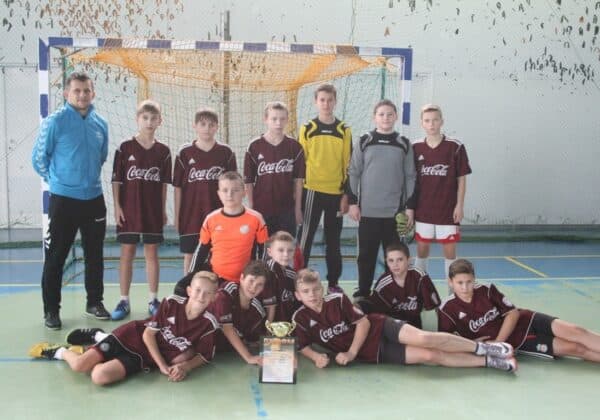 Zdjęcie drużynowe z trenerem