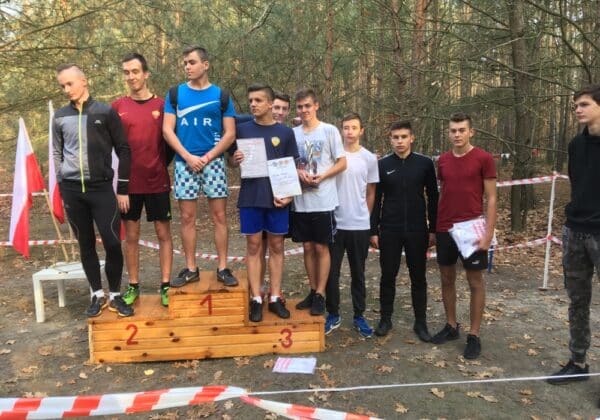 Biegi przełajowe w lesie