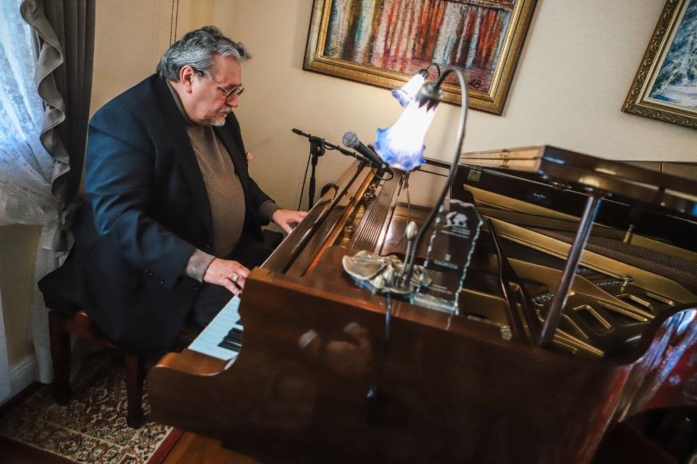 Pan Josef grający na fortepianie