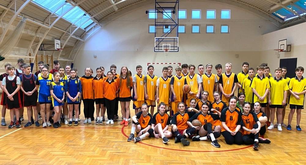 Zdjęcie pamiątkowe z turnieju w piłce koszykowej