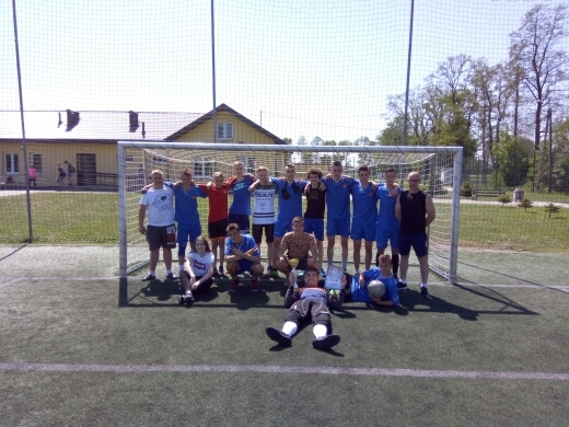 Zdjęcie grupowe na tle bramki