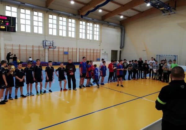 Uczestnicy finału na hali sportowej