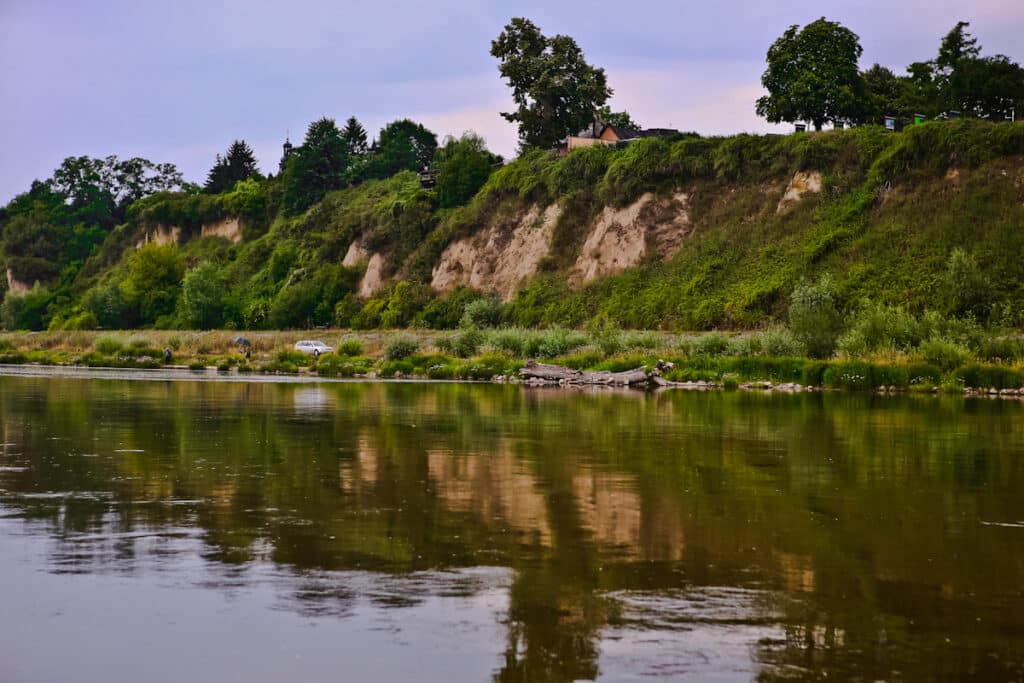 Widok z rzeki na skarpę