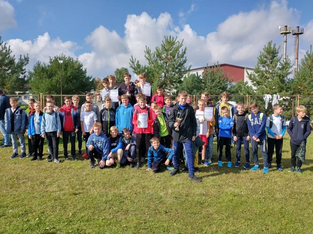 Nagrodzeni uczniowie z dyplomami