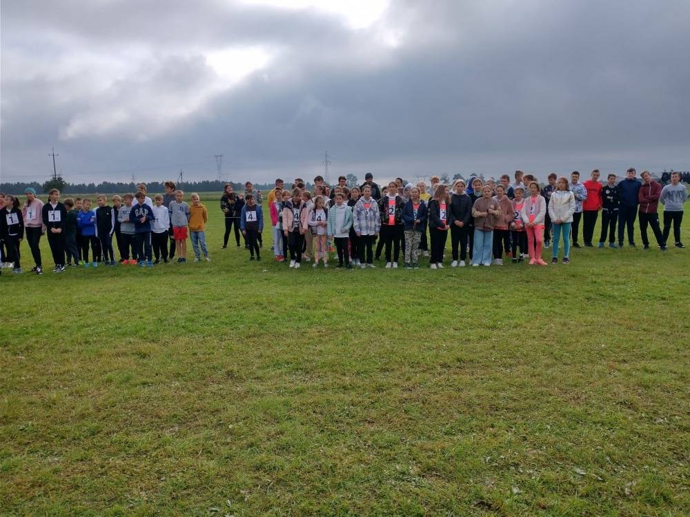 Zdjęcie grupowe uczniów uczestniczących w biegach