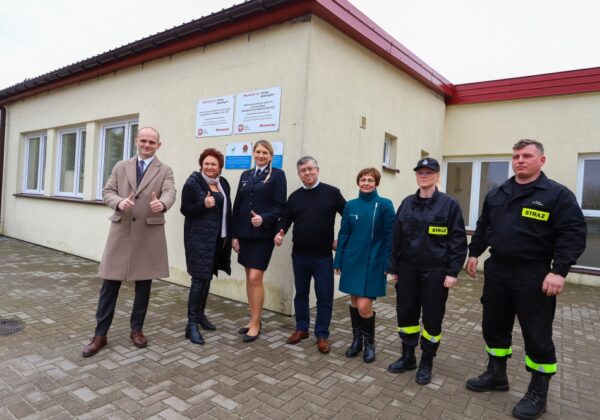 Zdjęcie pamiątkowe przy wyremontowanej świetlicy