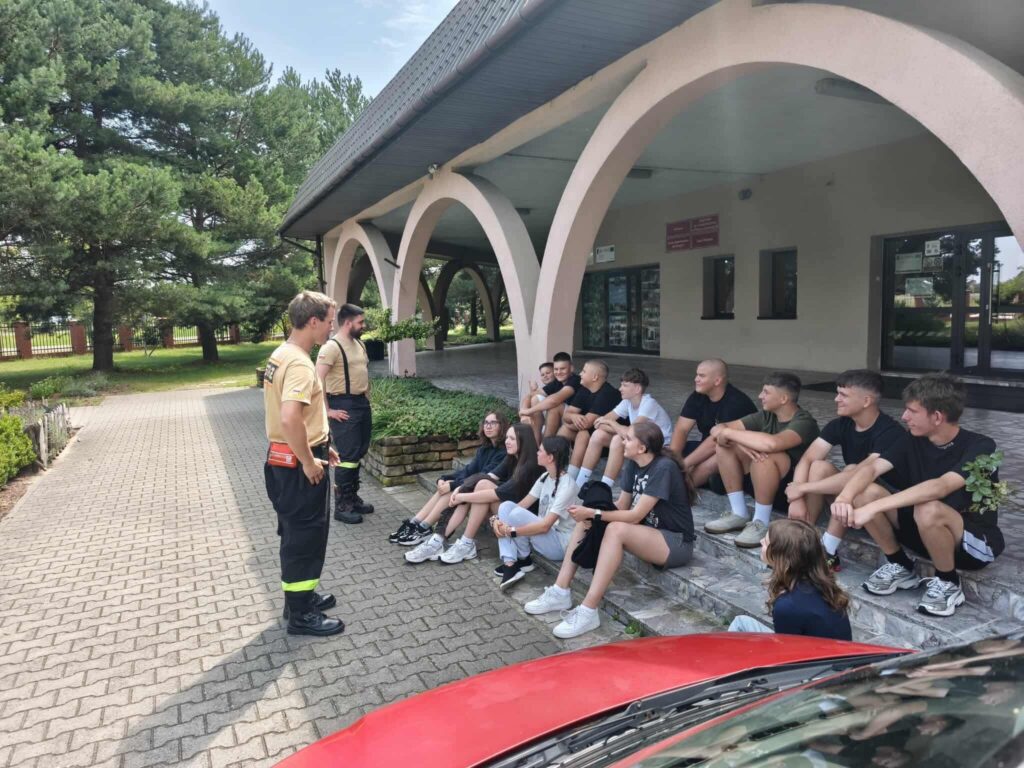 Przed siedzibą internatu