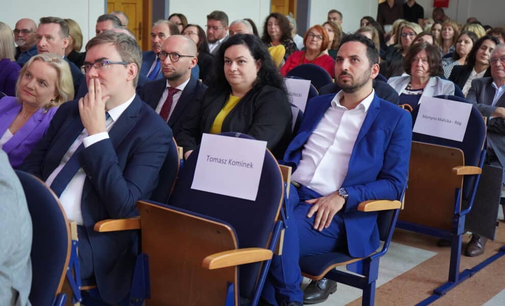 zaproszeni goście siedzący na sali podczas uroczystego otwarcia Branżowego Centrum Umiejętności