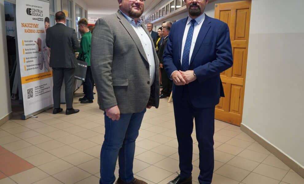 Na zdjęciu Bogdan Banaszczak Kierownik płockiej Delegatury Mazowieckiego Urzędu Wojewódzkiego w Warszawie oraz Marcin Groszewski kierownik BIL Starostwa Powiatowego w Płocku stojący w korytarzu budynku.