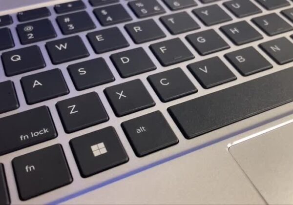 Klawiatura laptopa, reprezentująca nowy sprzęt komputerowy dla uczniów.