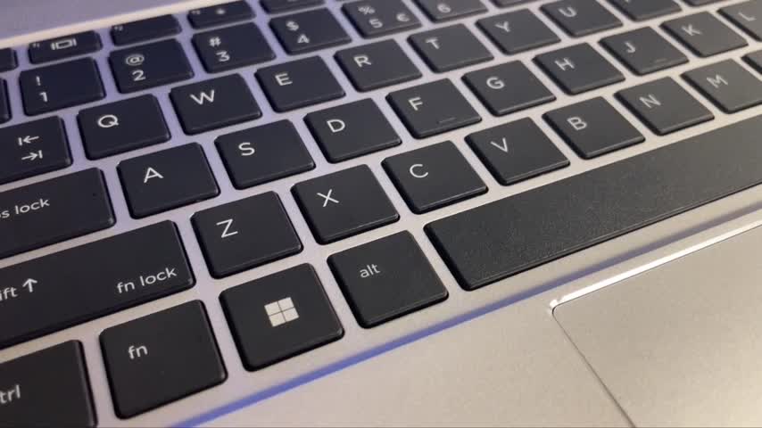 Klawiatura laptopa, reprezentująca nowy sprzęt komputerowy dla uczniów.