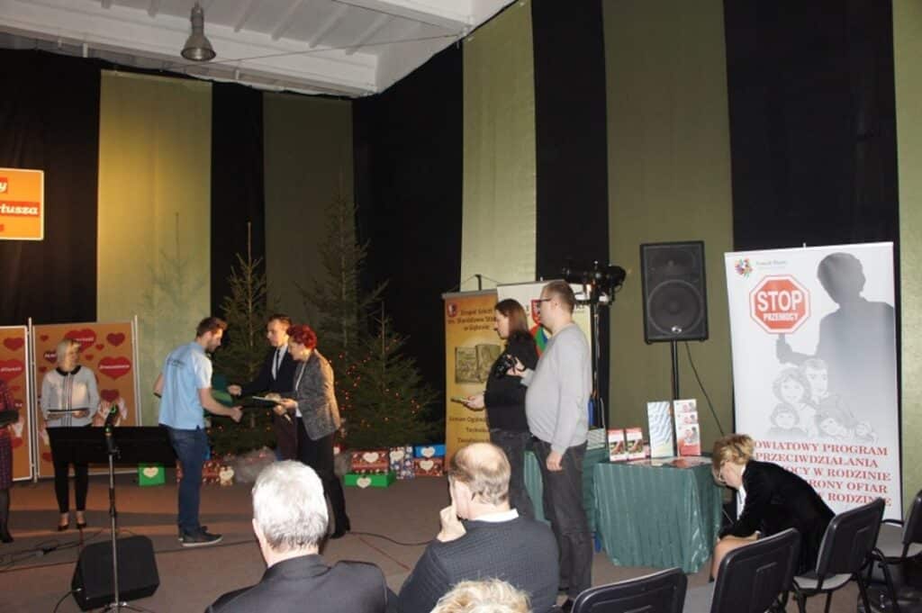Na zdjęciu przedstawiono uroczystość związana z kampanią „Stop Przemocy”, podczas której wręczane są nagrody lub wyróżnienia.