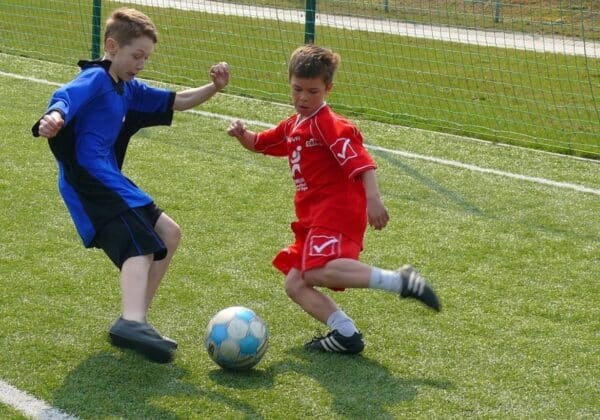Chłopcy grający w piłkę nożną