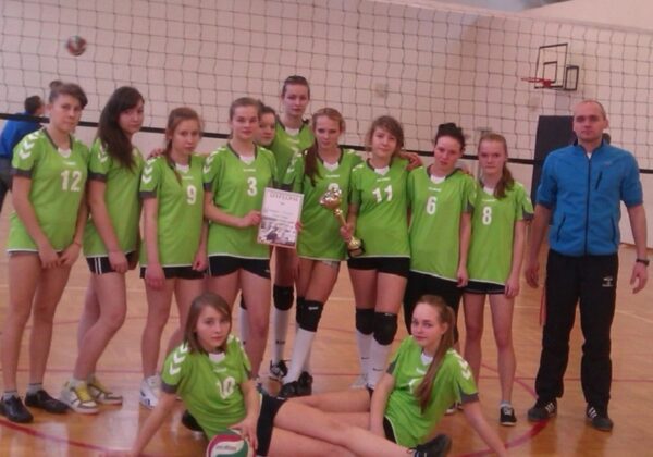 Drużyna siatkarek z trenerem