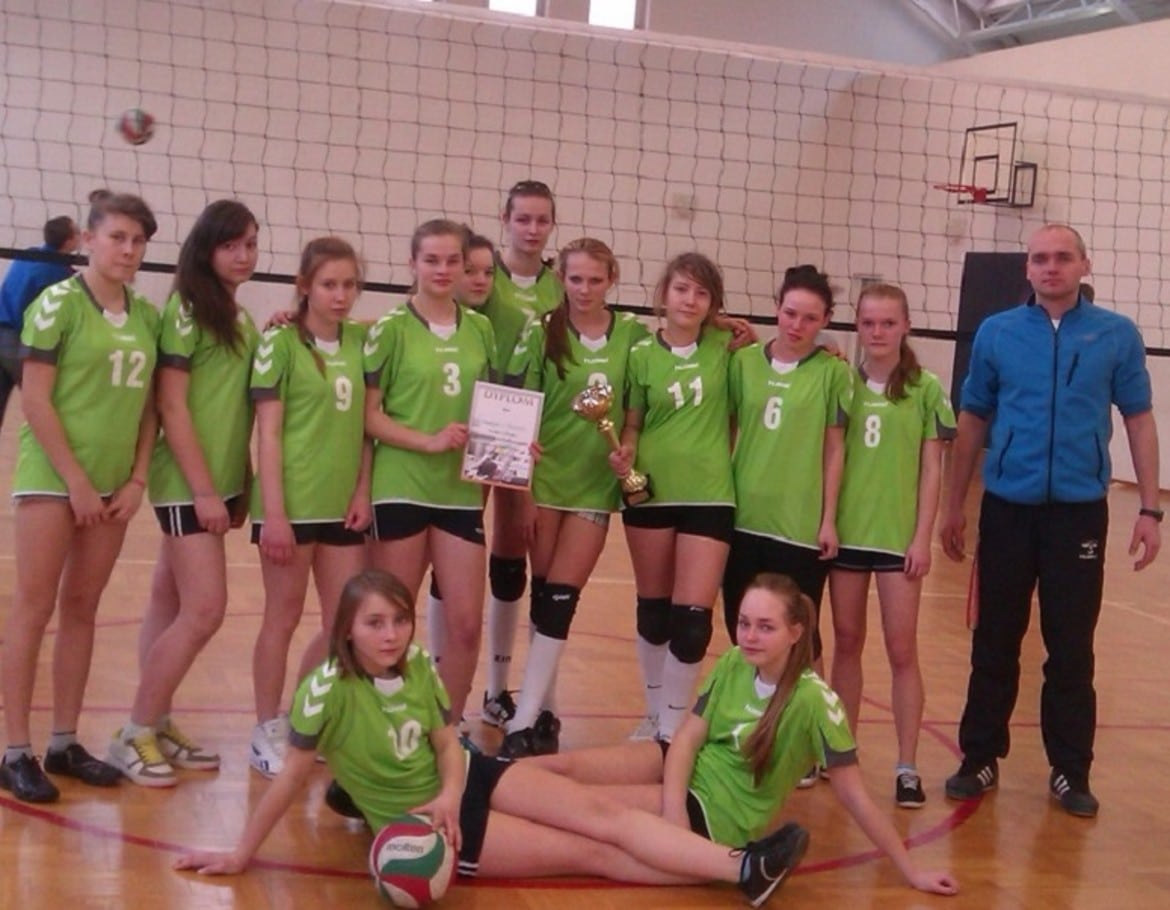 Drużyna siatkarek z trenerem