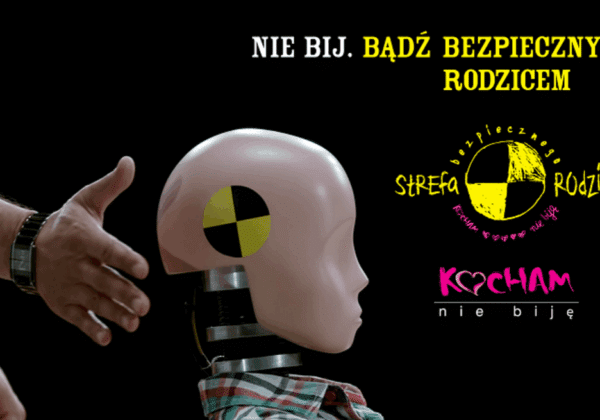 Zbliżenie na manekina dziecięcego, któremu towarzyszy dłoń dorosłego, z hasłami promującymi bezpieczeństwo i zakaz przemocy.