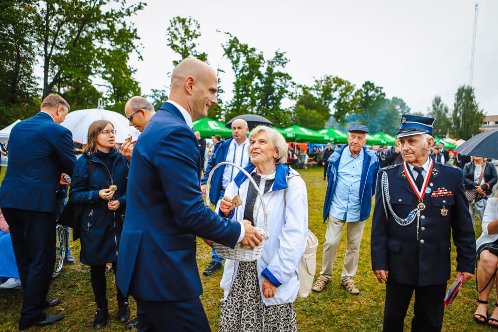 Starosta podczas dzielenia chlebem