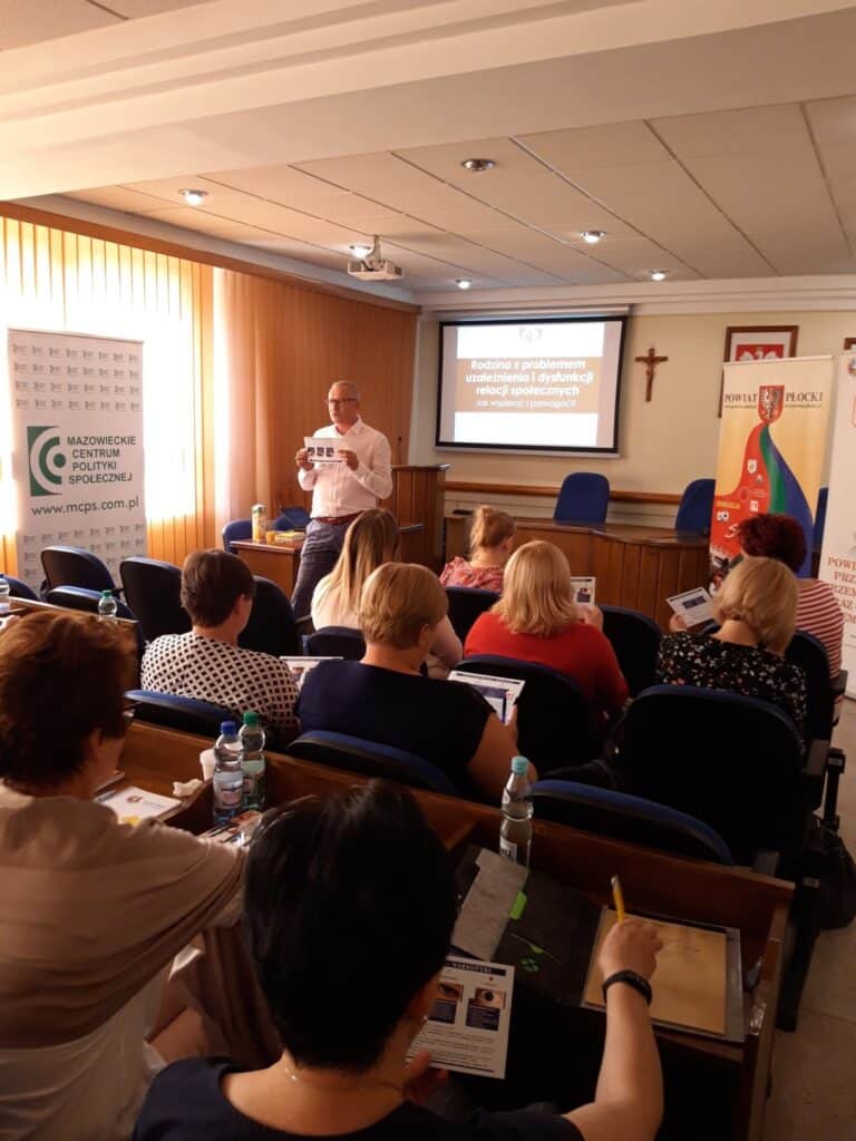 Osoba prowadząca prezentację w sali konferencyjnej