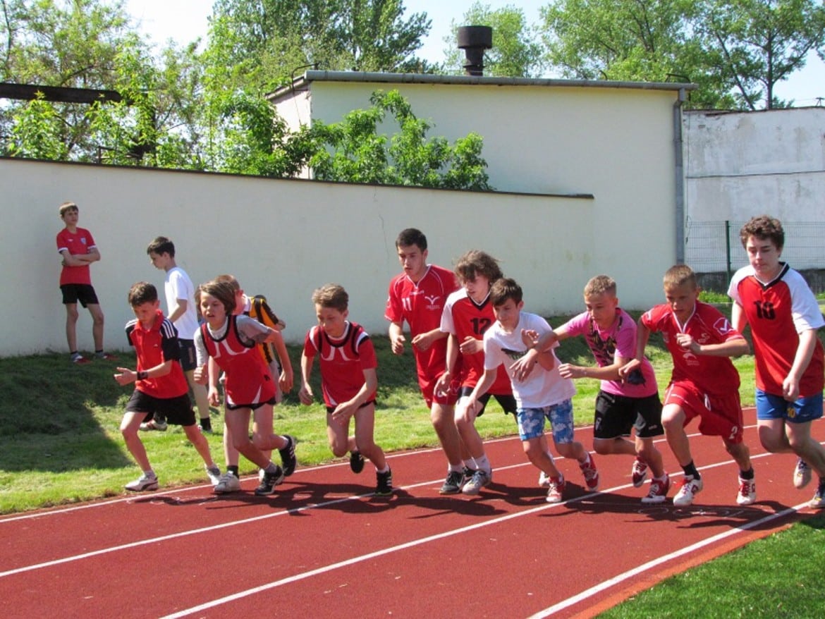 Dzieci biegnące w czwórboju
