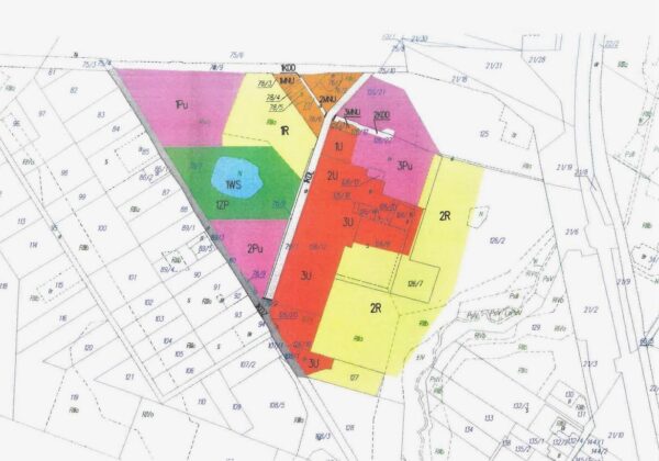 Mapka terenu z różnokolorowymi oznaczeniami działek oraz ich przeznaczeniem, przedstawiająca układ działek i granic na obszarze.
