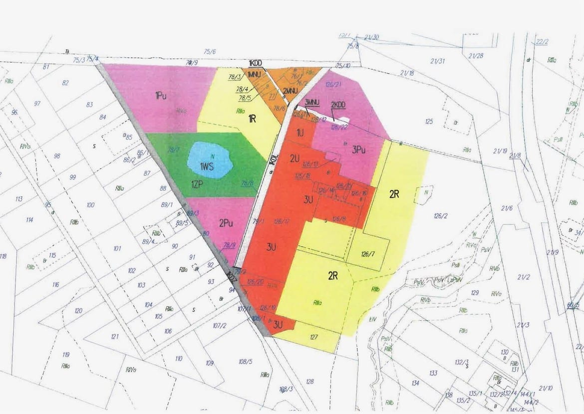 Mapka terenu z różnokolorowymi oznaczeniami działek oraz ich przeznaczeniem, przedstawiająca układ działek i granic na obszarze.