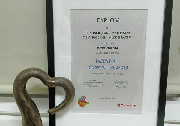 Na zdjęciu znajduje się dyplom oraz statuetka, które zostały przyznane Fundacji „Fundusz Lokalny Ziemi Płockiej - Młodzi Razem” za wyróżnienie w XIII edycji Konkursu „Mazowieckie Barwy Wolontariatu”.