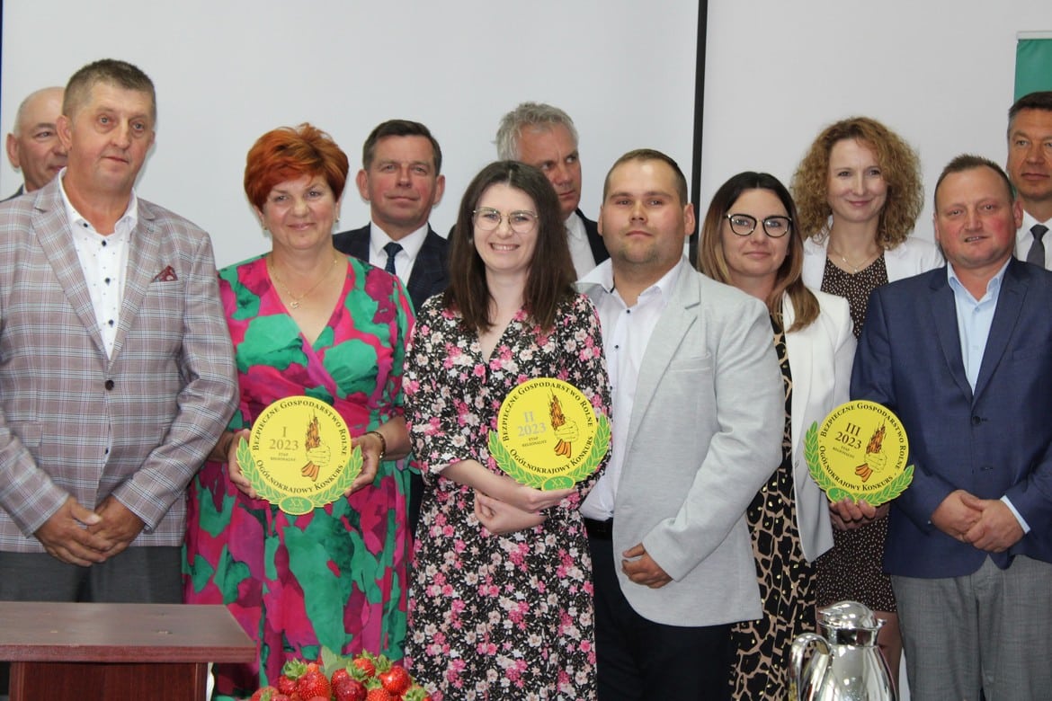 Na zdjęciu ujęto grupę ludzi biorących udział w ceremonii wręczenia nagród, trzymających medale za osiągnięcia w gospodarce.