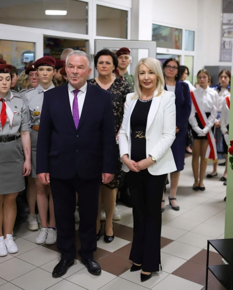 Na zdjęciu widoczni są zaproszeni goście oraz uczniowie w mundurkach, biorący udział w jubileuszu 100-lecia Zespołu Szkół im. Leokadii Bergerowej w Płocku.