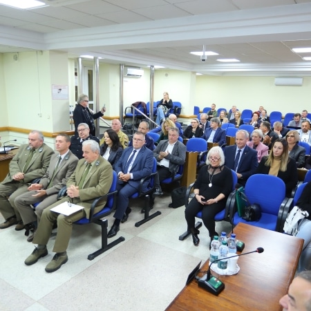 Na zdjęciu przedstawiono uczestników sesji Rady Powiatu w Płocku, zgromadzonych w sali obrad.