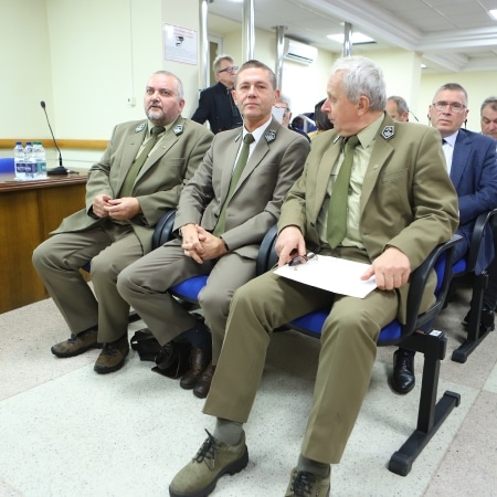 Na zdjęciu widoczna jest grupa mężczyzn w mundurach siedzących na sali podczas sesji, na której omawiane są ważne kwestie związane z gospodarką leśną.