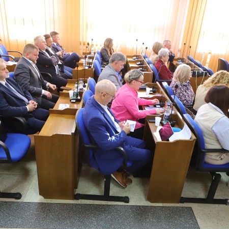 Na zdjęciu widać uczestników sesji rady powiatu siedzących w sali obrad.