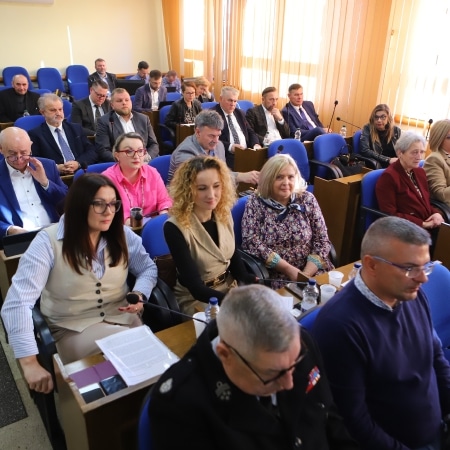 Na zdjęciu widoczna jest sala obrad, w której zasiadają członkowie rady powiatu oraz zaproszeni goście podczas sesji.